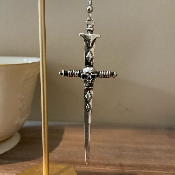 Unisex Silver Tone Goth Punk Skull & Dagger Dangle Earring - Picture 4 of 8